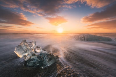 Für Naturliebhaber und Fotografen gehört der Diamantstrand mit seinem einzigartigen Aussehen und seiner unbeschreiblichen Schönheit zum Pflichtprogramm.