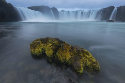 En el área del Lago Mývatn, los visitantes pueden encontrar atracciones naturales tales como: pseudo-cráteres Skútustaðagígar, las formaciones de lava Dimmuborgir y el paso Námaskarð.