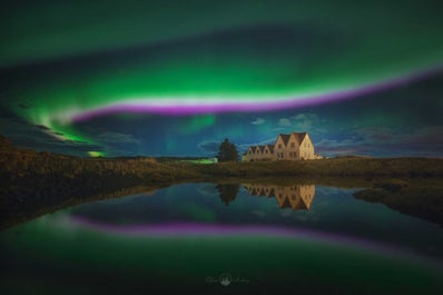 Nordlichter-Touren finden zu land und zu Wasser statt und bei beiden Möglichkeiten hast du gute Chancen, die zauberhaften Auroras zu sehen.