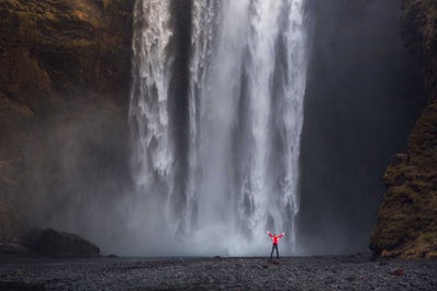 Un camino rodea completamente la cascada de Seljalandsfoss en la Costa Sur, que puede tomarse siempre que las condiciones no sean demasiado peligrosas.