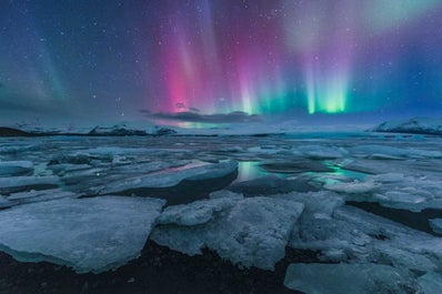 Admirez la structure éblouissante d'une grotte de glace lors de votre visite d'hiver en voiture.