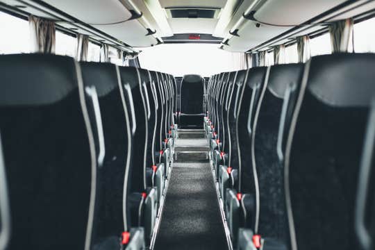 Easy 1-Hour Transfer from Keflavik Airport to Reykjavik with Hotel Drop-Off