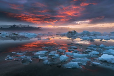 Sous le glacier Vatnajökull, il y a un réseau de grottes de glace que les visiteurs fortunés en Islande en hiver auront l'occasion d'explorer.