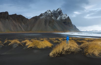 Der Berg Vestrahorn auf der Halbinsel Stokksnes ist schroff, gnadenlos und sehr fotogen; besonders im Winter, wenn er schneebedeckt ist.