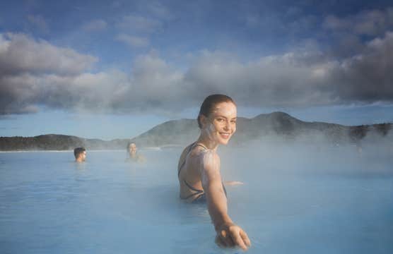 Unbeatable 4-Hour Keflavik Airport Transfer with Premium Admission to the Blue Lagoon Spa