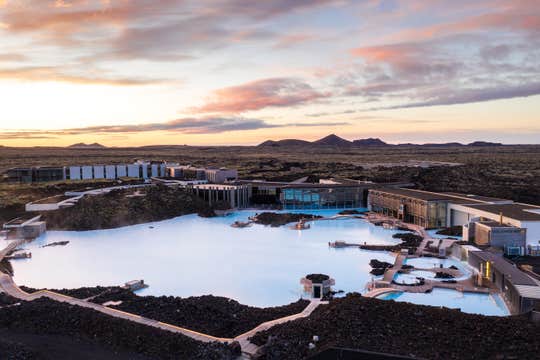 Luxurious 4-Hour Blue Lagoon Spa Tour with Comfort Package from Keflavik Airport to Reykjavik