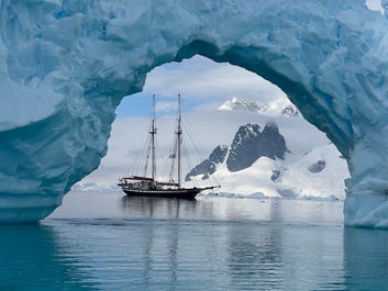 Red Sails in Antarctica Photography Expedition with Daniel Kordan - day 2