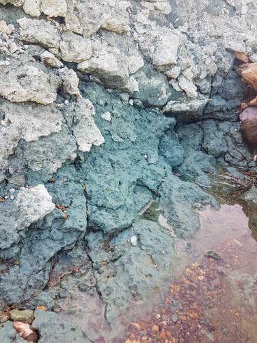 At Green Ridge, rapid cooling of the rock combined with iron and +2 ions creates a brilliant green that’s distinctly brighter than other green-tinged mountains.