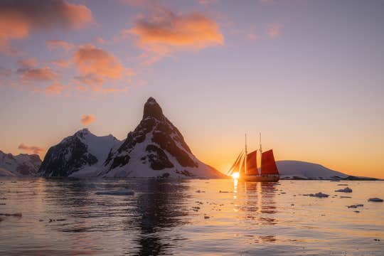 Red Sails in Antarctica Photography Expedition with Daniel Kordan - Fly/Fly tour