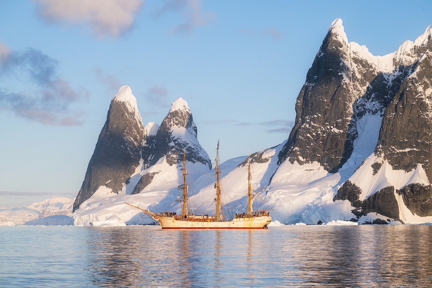 Red Sails in Antarctica Photography Expedition with Raymond Hoffmann - Fly/Fly tour - day 11