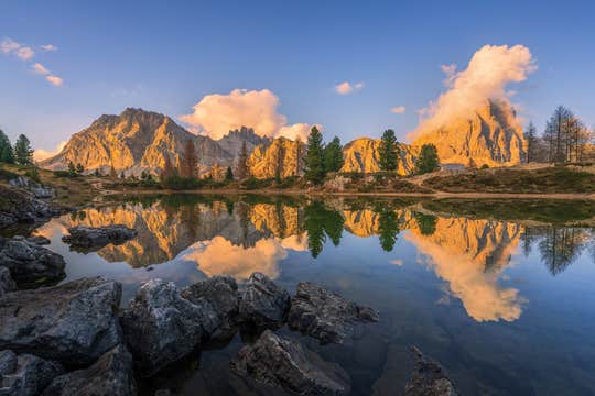 Autumn Hiking Photo Adventure in the Dolomites
