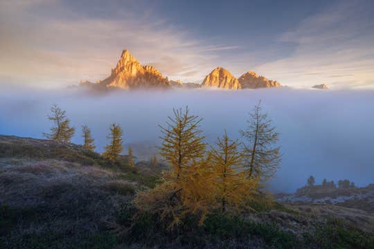Autumn Hiking Photo Adventure in the Dolomites